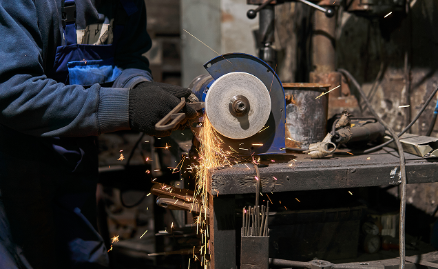 繊細な手仕事が生み出す、究極の映り込み。